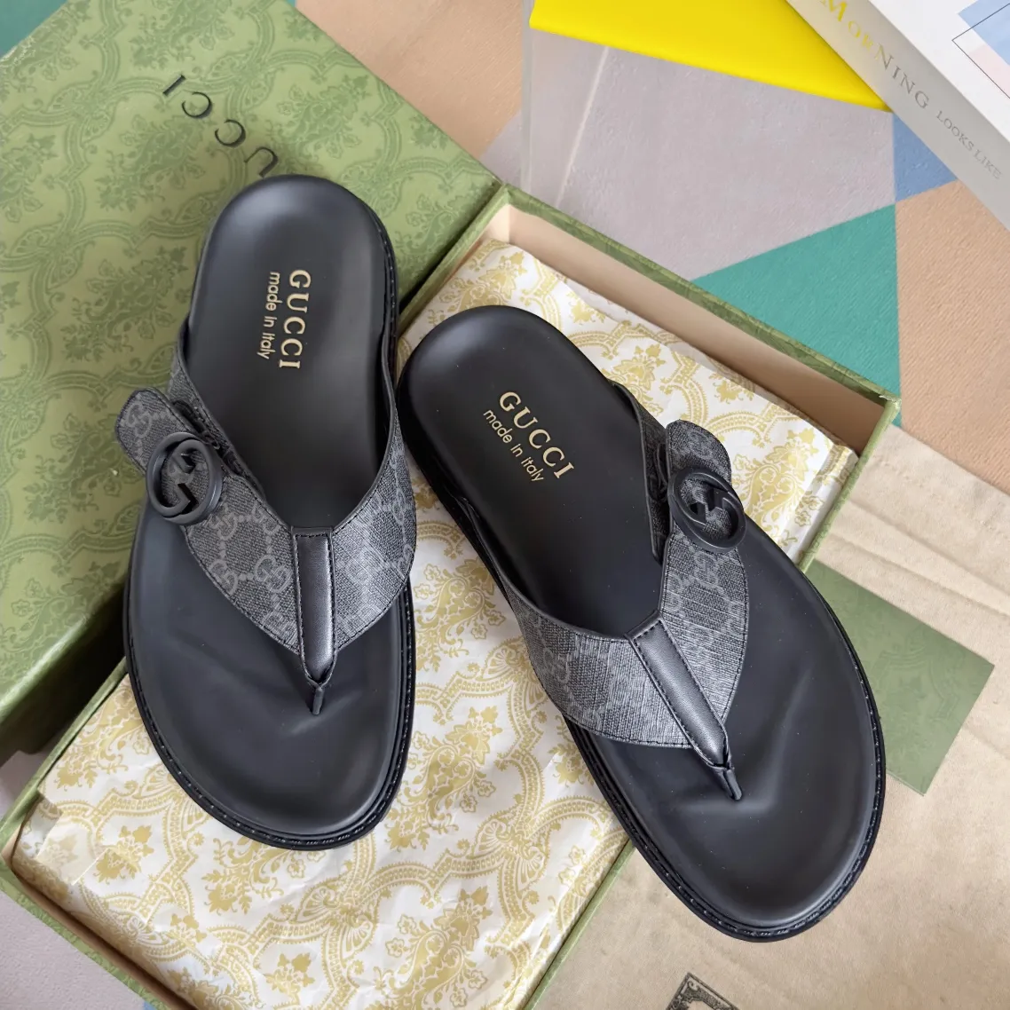[G Home] Men's Men's Shoes💰: 300💰Size: 38-45 🆕2024Gucci Gucci Summer New Style Double G Presbyopia Flip-flops Cross Sandals Thick Sole Slippers Beach Shoes Original Purchase and Development Production G family's 2024 new summer dark horse items, fashion bloggers at home and abroad have put on the show, and it has become popular on social platforms at home and abroad. Fashionistas must pay for it, and they spend a lot of money to create ingenious craftsmanship and accurately restore every detail. Exquisite packaging at the delivery counter🛍📦 ▪️ Fabric: Original imported double G presbyopic leather ▪️ Lining: Original imported leather ▪️ Sole: Original open molded T men's shoes 💰U outsole ▪️ Bottom thickness: 3CM